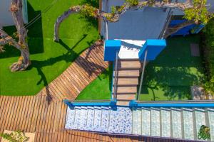 an overhead view of a swimming pool next to a house at Hotel La Jungla in Puerto Villamil
