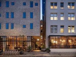 een gevel van twee hoge gebouwen met ramen bij The Hotel Britomart in Auckland