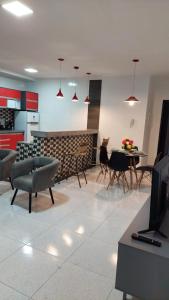 Apartamento mobiliado no centro de paulo afonso في باولو أفونسو: غرفة معيشة مع مطبخ وغرفة طعام