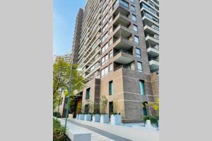an image of a tall apartment building at Hermoso departamento, excelente ubicación in Santiago
