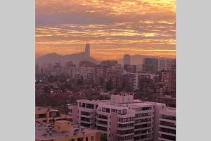 a view of a city skyline at sunset at Hermoso departamento, excelente ubicación in Santiago +3 photos