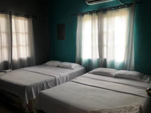 Voodi või voodid majutusasutuse Hostal Rudy's Beach toas