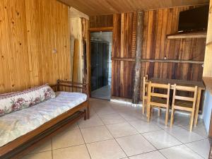 a room with a couch and a table and chairs at Casa Amarela in Passa Quatro