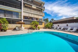una piscina frente a un edificio en Kona Plaza#402, en Kailua-Kona