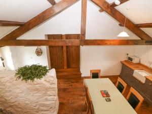 a living room with a table and a couch at Nant Bach in Pwllheli