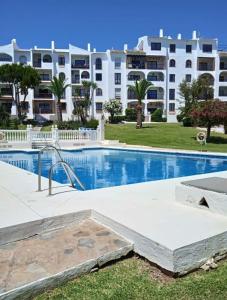 Apartment Beachside Relaxing Huge Pools Near Amenities ...