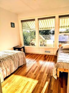 Ένα ή περισσότερα κρεβάτια σε δωμάτιο στο Saltwater Beach Home with Ocean Views