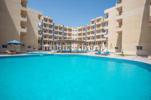 Бассейн в Poolside With Patio Near El Gouna - 2 x Large Pools & Kitchen - European Standards - Tiba Resort P4 или поблизости