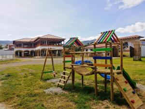 un grupo de equipos de recreo frente a una casa en Hotel Gran Sirius, en Sáchica