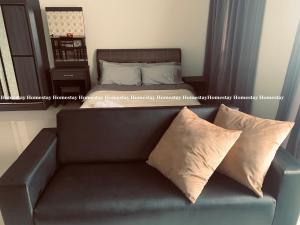 Un sofá con cama en un dormitorio en Cosy Studio Netflix SelfCheckIn Cyberjaya 3, en Cyberjaya