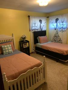 Katil atau katil-katil dalam bilik di Niagara Falls Private Brick Vacation Home