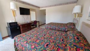 Un pat sau paturi într-o cameră la Time Motel