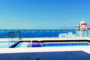 a swimming pool on the roof of a building at Exclusivo - Aparta Suites VITA 945. Para estrenar! in Gaira
