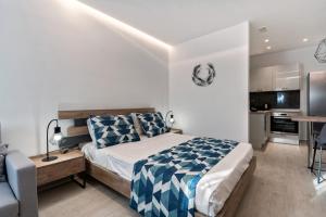 Posteľ alebo postele v izbe v ubytovaní POUNEDES LUXURY SUITES