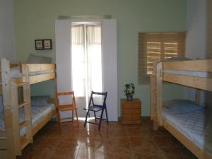 En eller flere køjesenge i et værelse på De Cadiz Cadi Hostel