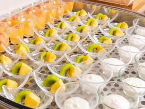 un vassoio pieno di bicchieri di frutta e bevande di Alpico Plaza Hotel a Matsumoto