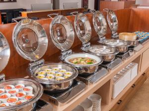 una línea de buffet con muchos tipos diferentes de comida en Alpico Plaza Hotel, en Matsumoto