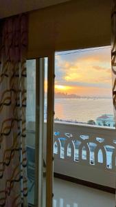 Royal Luxury Apartment with Gorgeous Sea View في الإسكندرية: إطلالة على المحيط من غرفة مع نافذة