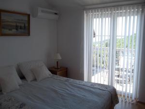 En eller flere senge i et værelse på Apartments Ljubas