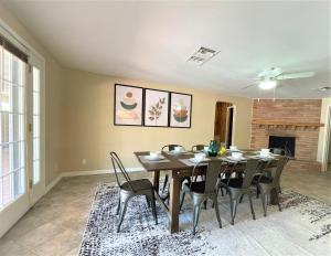 Χώρος καθιστικού στο Luxe 4BR 2BTH l Pool & Grill l Central Location l Mountain View l Family Vacation l RV Site