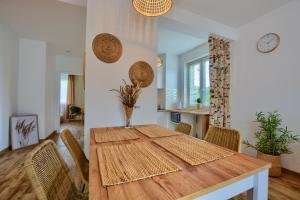 jadalnia z drewnianym stołem i krzesłami w obiekcie Apartament Boho w mieście Ustrzyki Dolne
