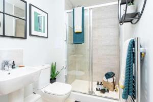 e bagno con doccia, servizi igienici e lavandino. di Newly Built Luxury 2 Bed Apartment!!! a Londra