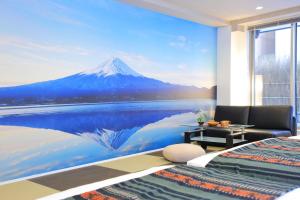 大阪市にあるカーサコモダ難波の山の壁画を望むベッドルーム