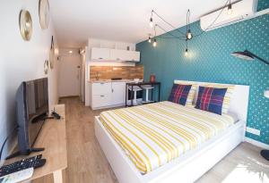 una camera da letto con un letto e una scrivania con un computer di Bleu horizon a Roquebrune-Cap-Martin