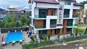 Bazén v ubytování Aparthotel Alfa nebo v jeho okolí