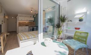 un soggiorno con tavolo e sedie e una cucina di Bleu horizon a Roquebrune-Cap-Martin Altre 19 foto