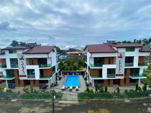 Bazén v ubytování Aparthotel Alfa nebo v jeho okolí