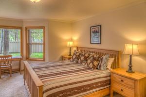 een slaapkamer met een groot bed en 2 ramen bij 9 Hoodoo Home with XBOX 360 in Sunriver