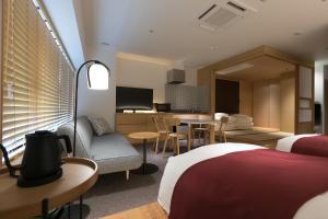 een hotelkamer met een bed en een eetkamer bij Design Hotel Kyoto Fuyacho in Kyoto