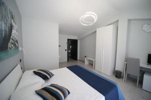 Llit o llits en una habitació de IsolaDino b&b sweet home