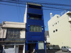 een blauw gebouw aan de zijkant van een gebouw bij At Stay in Okayama
