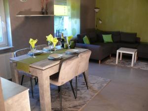 uma sala de estar com uma mesa e um sofá em Ferienwohnung Natur-Pur em Ehrenberg