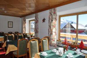 Reštaurácia alebo iné gastronomické zariadenie v ubytovaní Hotel Tauernpasshöhe