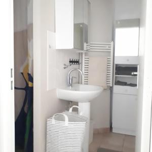 een witte badkamer met een wastafel en een toilet bij Les Hauts de Marle in Marle-et-Behaine