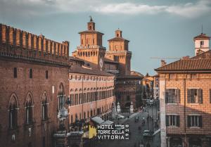 Afbeelding uit fotogalerij van Panoramic Rooms Torre della Vittoria in Ferrara +97 foto's