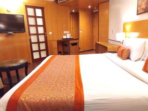 Uma cama ou camas num quarto em The Theme, Jaipur