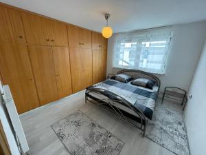 a bedroom with a bed and a window at Guntia Apartment mit großem Garten in Günzburg