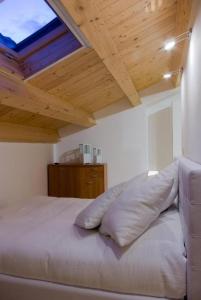 una camera con letto e soffitto in legno di White albergo diffuso Ristorante & SPA a Foggia