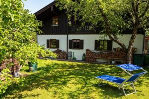 une chaise dans la cour d'une maison dans l'établissement Ferienwohnung Hötzelsperger, à Prien am Chiemsee