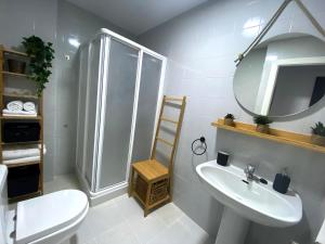 A bathroom at Apartamento en Apartaclub La Barrosa Még 11 kép