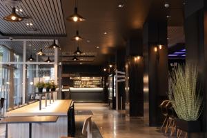 a restaurant with tables and chairs and a bar at Comfort Hotel Børsparken in Oslo