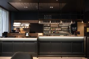 a bar at a restaurant with a counter at Comfort Hotel Børsparken in Oslo
