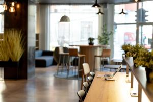 an office with a table with a laptop on it at Comfort Hotel Børsparken in Oslo