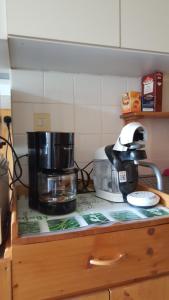 Duplex Métabief في ميتابييف: آلة صنع القهوة على منضدة في المطبخ