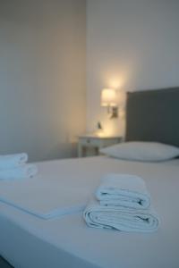 para ręczników na łóżku w pokoju w obiekcie Indigo Studios w mieście Livadion