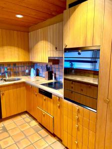 Een keuken of kitchenette bij Appartement Aareschlucht- Grandiose Aussicht für 2-6 pers.